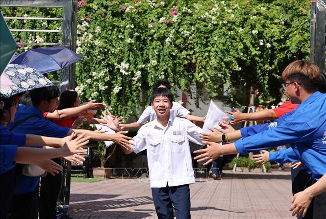 Thí sinh tự tin, phấn khởi hoàn thành ngày thi đầu tiên tại điểm thi Trường THCS Lê Ngọc Hân. Ảnh: Thanh Tùng - TTXVN